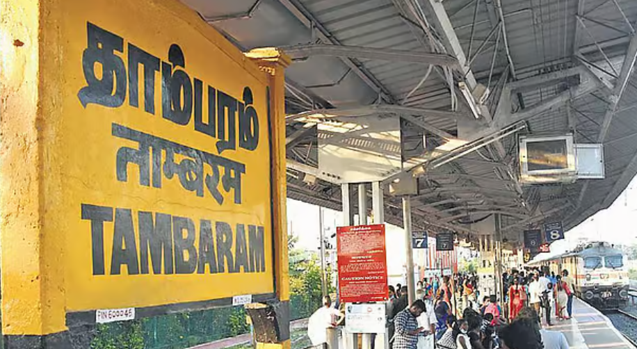தாம்பரத்தில் சிக்னல் கோளாறு! நடுவழியில் நிறுத்தப்பட்ட மின்சார ரயில்கள்!