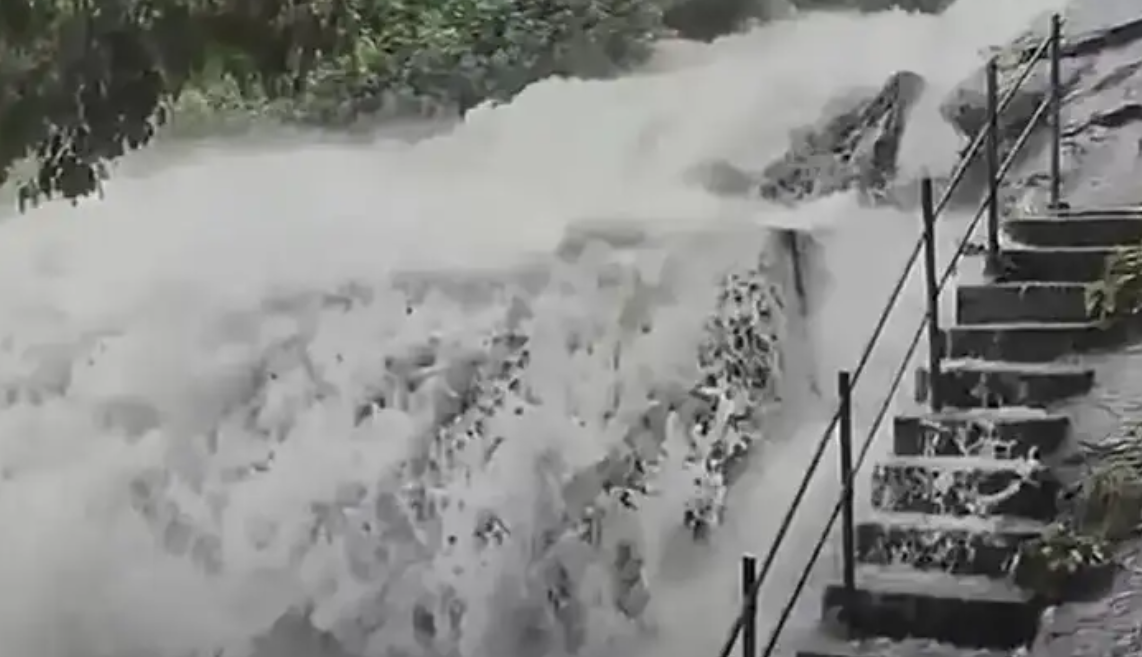 கோவை குற்றாலம் அருவி தற்காலிகமாக மூடல்...!