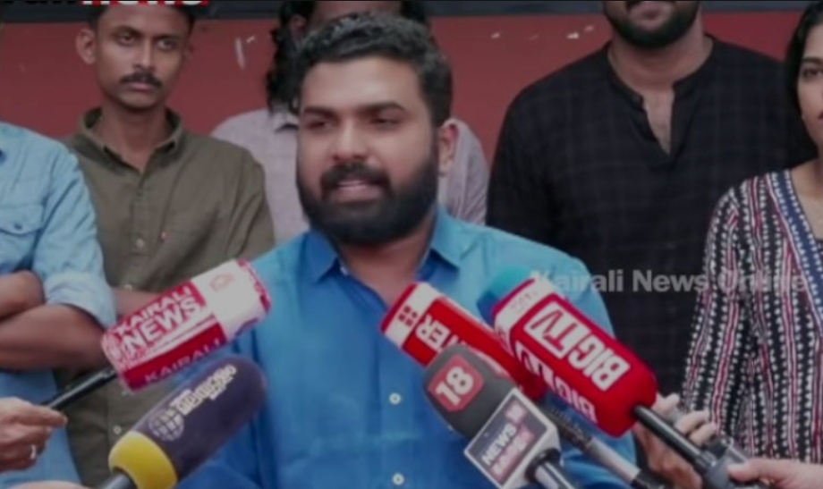 ‘തീവണ്ടിയുടെ ഭിത്തിയിലും ശൗചാലങ്ങളിലും കമന്റിട്ടിരുന്നവരാണ് ഇപ്പോൾ സോഷ്യൽ മീഡിയയിൽ കമന്റിടുന്നത്’; രാഷ്ട്രീയത്തെ രാഷ്ട്രീയമായി എതിർക്കട്ടെയെന്ന് പി എസ് സഞ്ജീവ്