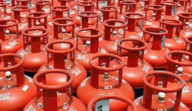 LPG Price Hike | సామాన్యుడిపై మరో భారం.. రూ.29 పెరిగిన డొమెస్టిక్ సిలిండర్ ధర!