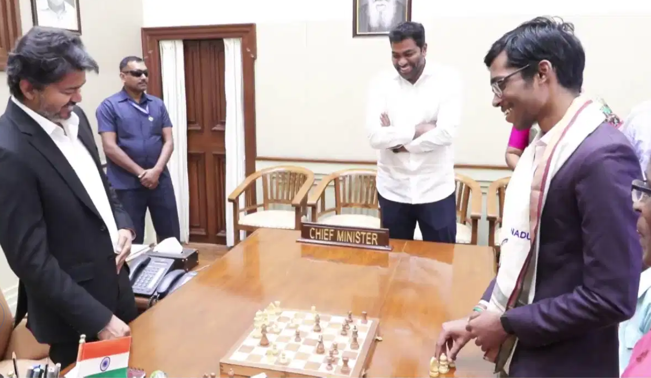 ಚೆಸ್ ಚಾಂಪಿಯನ್ ಪ್ರಜ್ಞಾನಂದ ಜೊತೆ ಚೆಸ್ ಆಡಿ 50 ಲಕ್ಷ ರೂ. ಕೊಟ್ಟ ವಿಜಯ್
