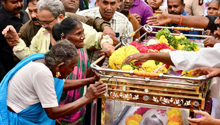 தேனியில் பாரதிராஜா உடலுக்கு பிரபலங்கள், தென் மாவட்ட ரசிகர்கள் திரண்டு அஞ்சலி