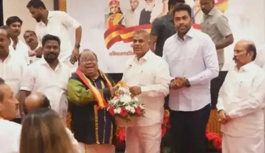 பிரபல குணச்சித்திர நடிகர் டி.எஸ்.ஆர். சீனிவாசன் த.வெ.க-வில் இணைந்தார்!