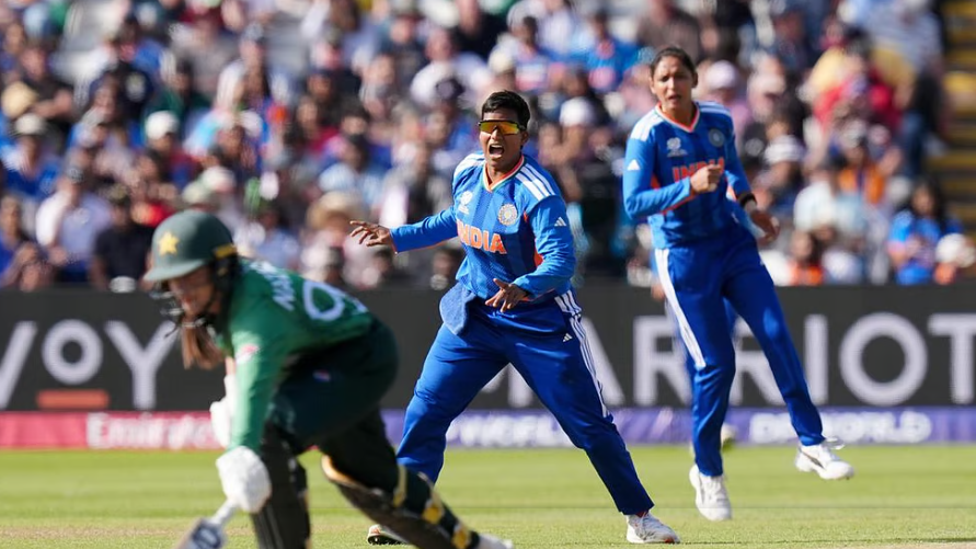 ஸ்மிருதி, தீப்தி அபாரம்: பாகிஸ்தானை வீழ்த்தியது இந்தியா | Women’s T20 WC