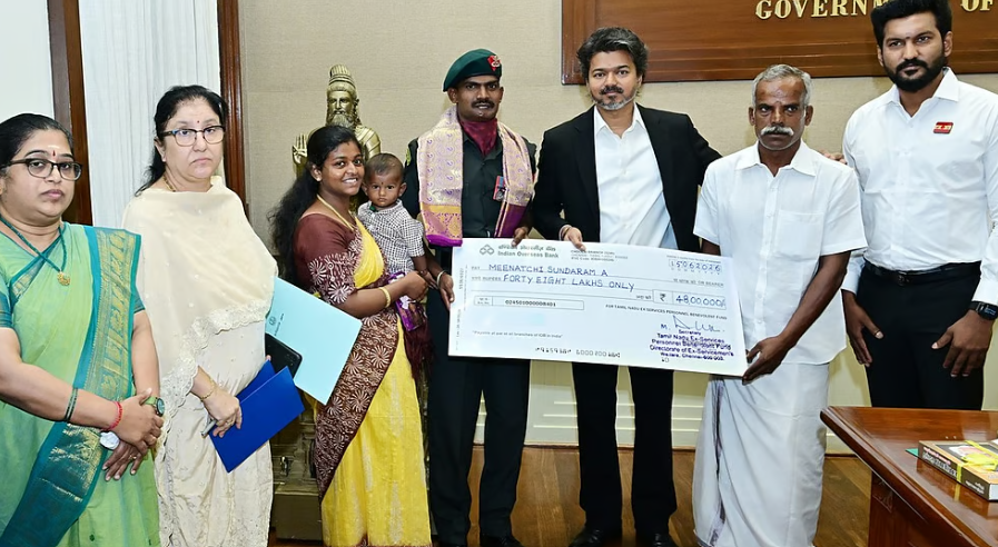 'கீர்த்தி சக்ரா' பெற்ற ராணுவ வீரரை பாராட்டிய முதல்வர் விஜய் - அரசு சார்பில் ரூ.48 லட்சம் வழங்கினார்