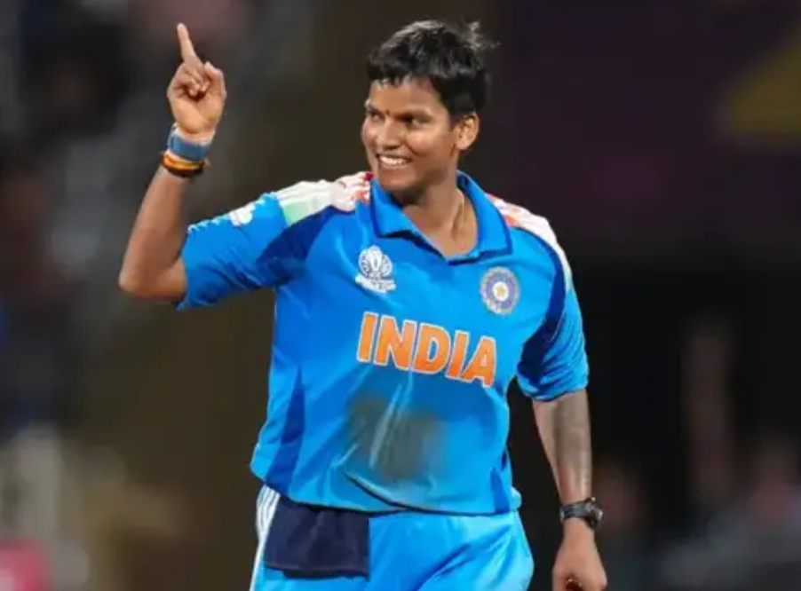 குவியும் பாராட்டுக்கள்..! டி20 கிரிக்கெட்டில் புதிய சாதனை படைத்த தீப்தி சர்மா..!