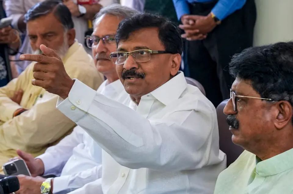 ഉദ്ധവ് വിളിച്ച യോഗത്തിനെത്തിയത് ഒമ്പതിൽ മൂന്ന് എംപിമാർ മാത്രം; വിമതരെ അയോഗ്യരാക്കാൻ നീക്കം