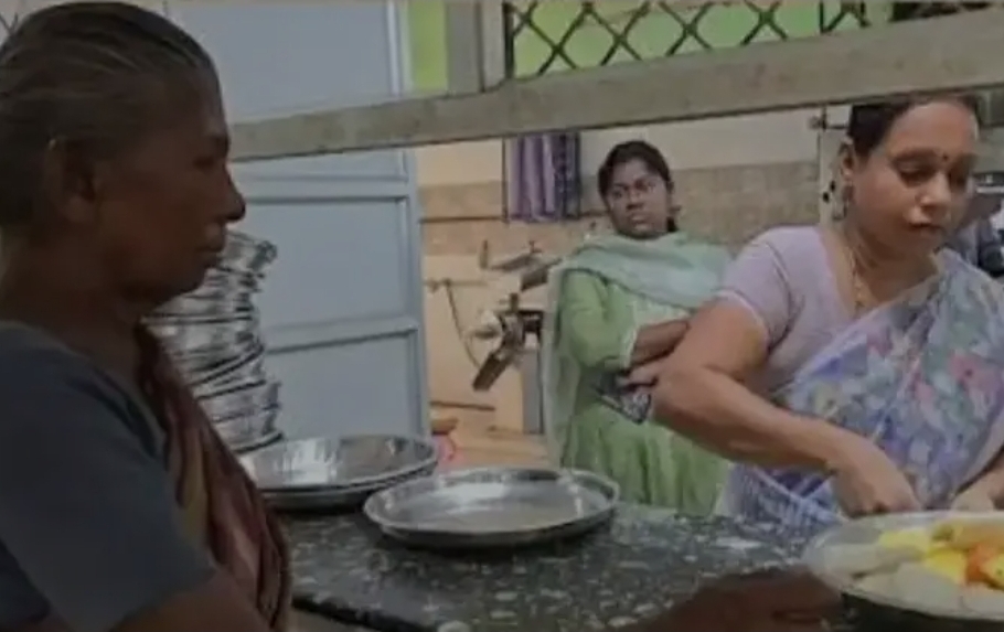 தனியார் ஹோட்டலுக்கு இட்லி விற்பனையா?- அம்மா உணவகத்தில் சிசிடிவி கேமராக்கள் பொருத்தம்