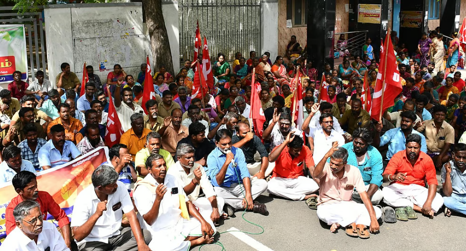 மதுரையில் தூய்மைப் பணியாளர்கள் ஸ்டிரைக்: மாநகராட்சி அலுவலகத்தை முற்றுகையிட முயன்றதால் பரபரப்பு