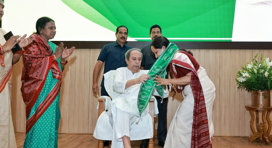 வி.கே.பாண்டியனின் மனைவி சுஜாதா ராவத் பிஜு ஜனதா தளம் கட்சியில் ஐக்கியம்