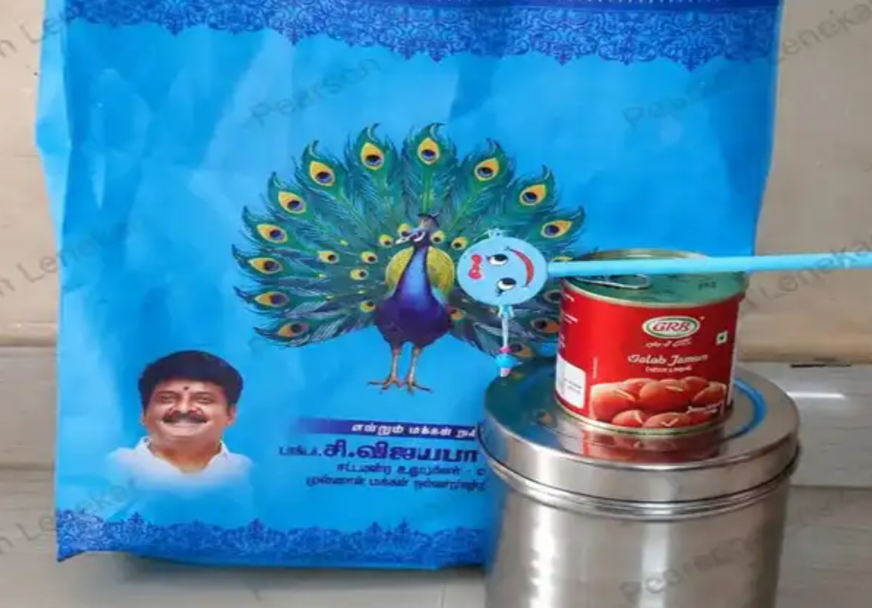 வீட்டுக்கு வீடு பரிசுப்பொருள் வழங்கிய விஜயபாஸ்கர்