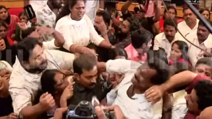 തിരുവനന്തപുരം കോർപ്പറേഷൻ കൗൺസിൽ യോഗത്തിൽ ഉന്തുംതള്ളും; തമ്മിലടിച്ച് BJP-കോൺഗ്രസ് കൗൺസിലർമാർ