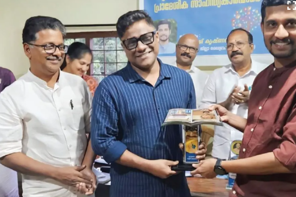 ലക്ഷം രൂപയുടെ സ്വന്തം പുസ്തകശേഖരം നെടുങ്കണ്ടം ലൈബ്രറിക്ക് നല്കി ആന്റണി സേവ്യ; അഭിനന്ദനപ്രവാഹം