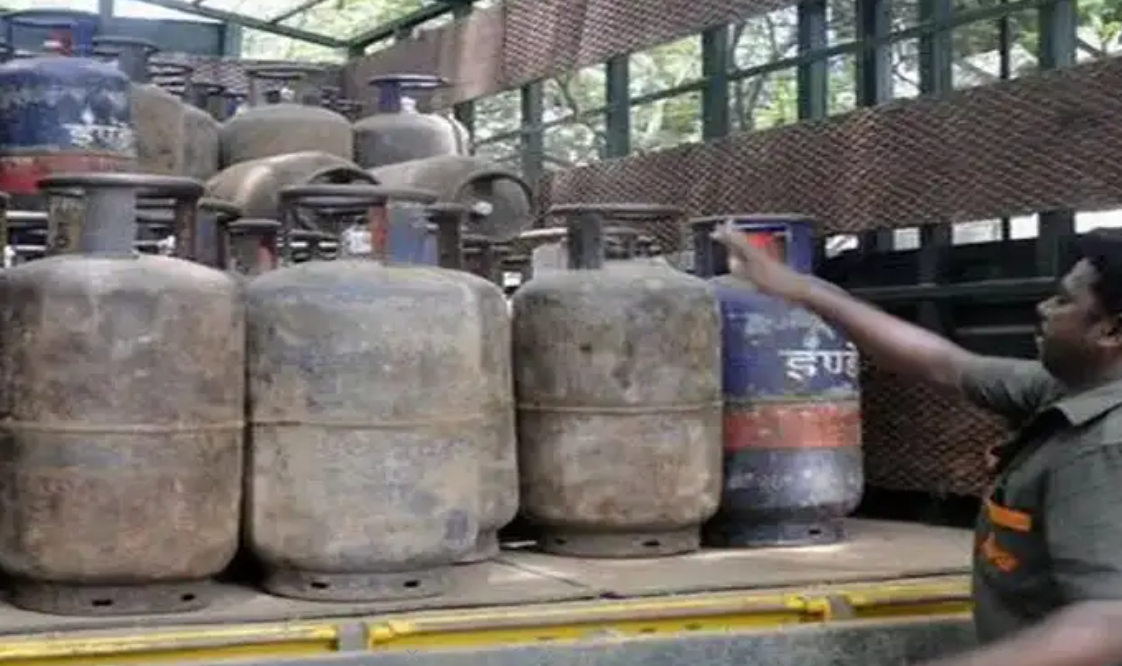 வணிக சிலிண்டர் விலை ரூ.172.50 குறைவு.