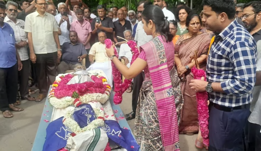 கோவை: கவிஞர் புவியரசு உடல் அரசு மரியாதையுடன் தகனம்