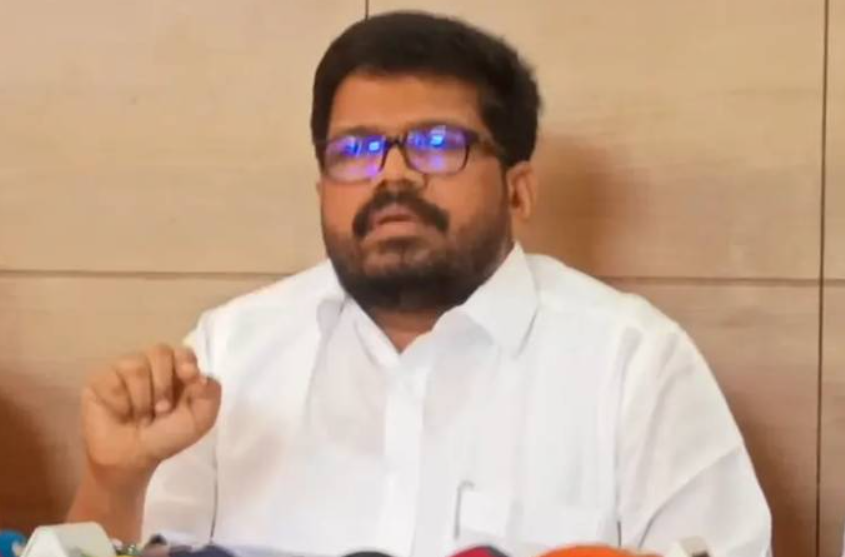 ചരിത്രത്തിലാദ്യമായി ധനകാര്യത്തോടൊപ്പം തുറമുഖവും മുഖ്യമന്ത്രിക്ക് ഇത് യാദൃശ്ചികമല്ല; മുഖ്യൻ്റെ കടൽക്കൊള്ള പുറത്ത്: കെ കെ രാ​ഗേഷ്
