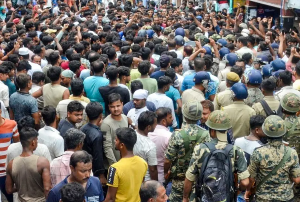 12-കാരിയെ പീഡിപ്പിച്ച് കൊലപ്പെടുത്തി; മൃതദേഹം കാണിച്ചുകൊടുത്തയാളെ തല്ലിക്കൊന്ന് ജനക്കൂട്ടം