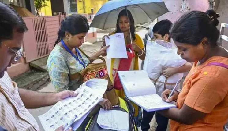 సర్‌ విధుల్లో నిర్లక్ష్యం.. ముగ్గురు ఈఆర్వోలకు షోకాజ్‌ నోటీసులు