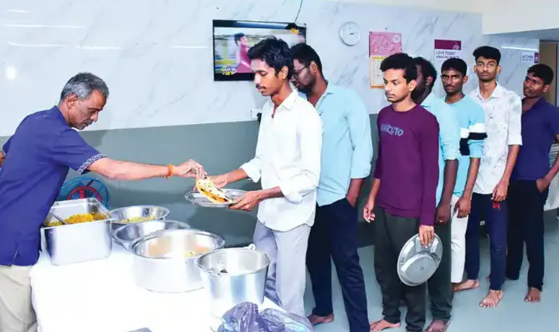  இனி விடுதிகளில் தரக்குறைவான உணவு வழங்கினால் கடும் நடவடிக்கை