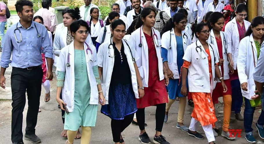 தமிழகத்தில் கூடுதலாக 950 MBBS இடங்கள்: கல்விக் கட்டண உச்சவரம்பு நிர்ணயம்