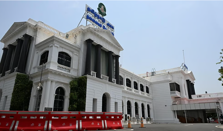 அரசு அலுவலகங்களில் லஞ்சம் கேட்டால் வாட்ஸ்-அப்பில் புகார் கொடுக்கலாம்: அரசு அறிவிப்பு