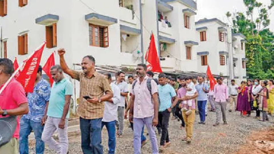 തല ചായ്ക്കാൻ ഇടം വേണ്ടേ… എറണാകുളത്ത് റെയിൽവേ ജീവനക്കാരുടെ പ്രതിഷേധം