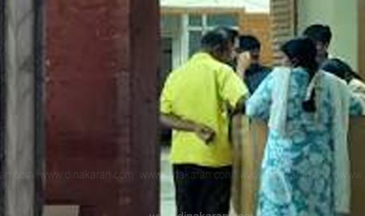 தமிழகம் முழுவதும் வட்டாட்சியர் அலுவலகங்களில் விஜிலென்ஸ் ரெய்டு: கணக்கில் வராத ரூ.82.10 லட்சம், அதிகாரிகள் செல்போன்கள் பறிமுதல்