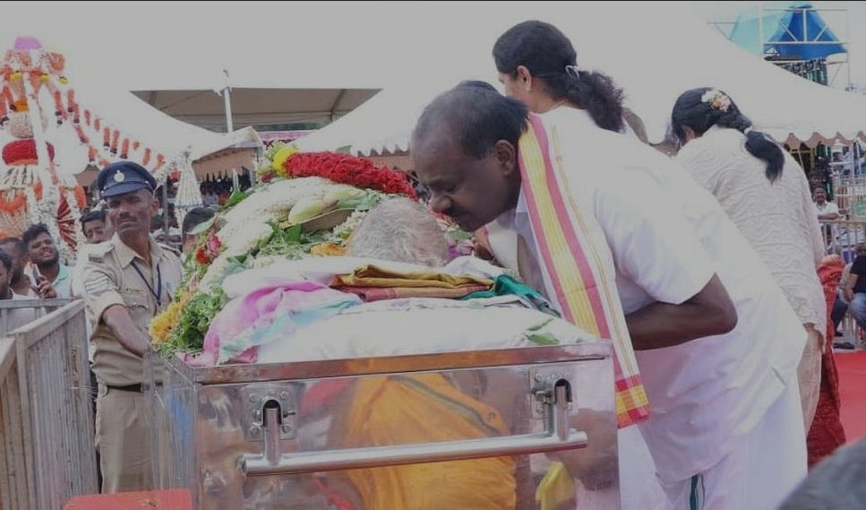 ಅಮ್ಮ..ನಿನ್ನ ಮೇಲಾಣೆ.. ತಪ್ಪು ಮಾಡಿರಬಹುದು, ಇನ್ನು ಮುಂದೆ ನಿನ್ನ ಹಾದಿಯಲ್ಲೇ ಬದುಕುತ್ತೇನೆ': ತಾಯಿ ಅಂತ್ಯಸಂಸ್ಕಾರ ನಂತರ ಹೆಚ್ ಡಿಕೆ ಸಂಕಲ್ಪ