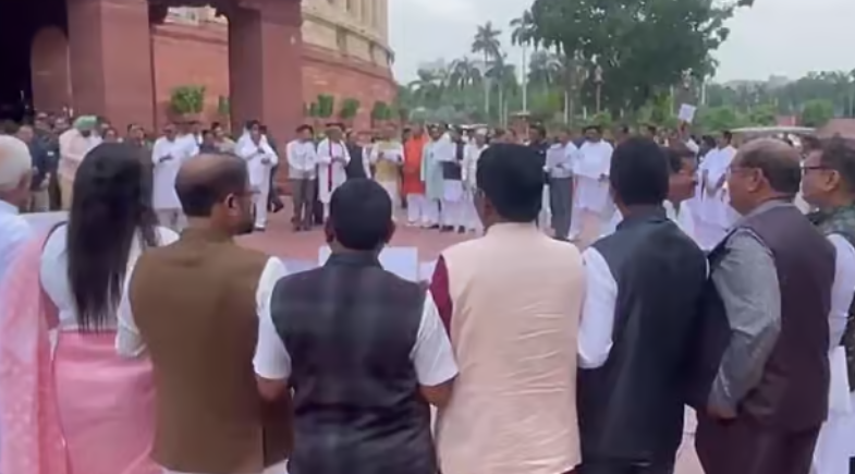 நாடாளுமன்றத்தில் இந்தியா - பாஜக கூட்டணிகள் எதிரெதிரே போராட்டம்!