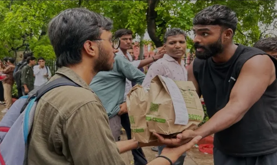 டெல்லி ஜந்தர் மந்தரில் போராடி வரும் மாணவர்களுக்கு Swiggy, Zomato மூலம் குவிந்து வரும் உணவுகள் மற்றும் அத்தியாவசிய பொருட்கள்.