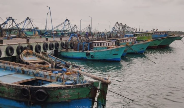 இலங்கை கடற்படையால் கைது செய்யப்பட்ட 9 மீனவர்களை விடுதலை செய்ய வலியுறுத்தி ராமேஸ்வரத்தில் மீனவர்கள் வேலை நிறுத்தப் போராட்டம்