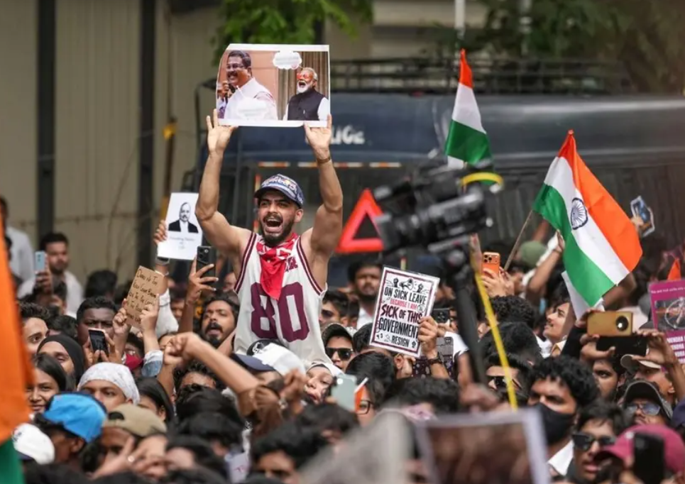 ‘പ്രധാന്റെ രാജിയില്ലെങ്കിൽ പിന്നെന്ത് ചർച്ച’; പാറ്റകളുടെ നിലപാട് ഫലംകണ്ടു, മുട്ടുമടക്കി കേന്ദ്രം