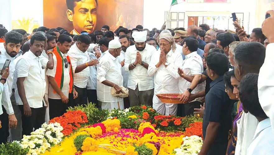 11-ம் ஆண்டு நினைவு நாள் - அப்துல் கலாம் நினைவிடத்தில் கலெக்டர், அண்ணாமலை மரியாதை