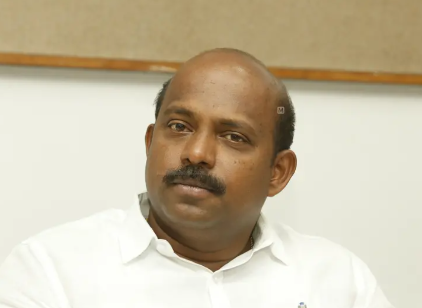 എക്‌സൈസുകാർ ബാറുകളിൽ ചെന്ന് കെയ്‌സ് കണക്കിന്‌ മദ്യം ചോദിക്കുന്നു; അത് ഇനി നടപ്പില്ല-മന്ത്രി ലിജു