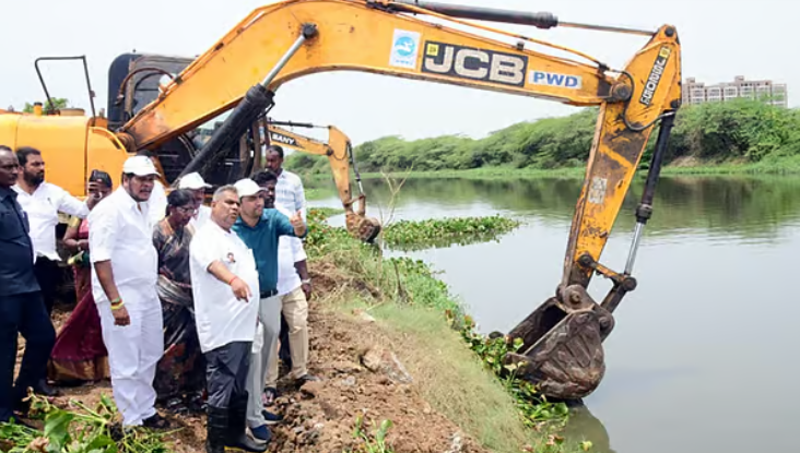 வெள்ள நீர் தங்கு தடையின்றி செல்ல சீரமைக்கும் பணிகள் தீவிரம்!