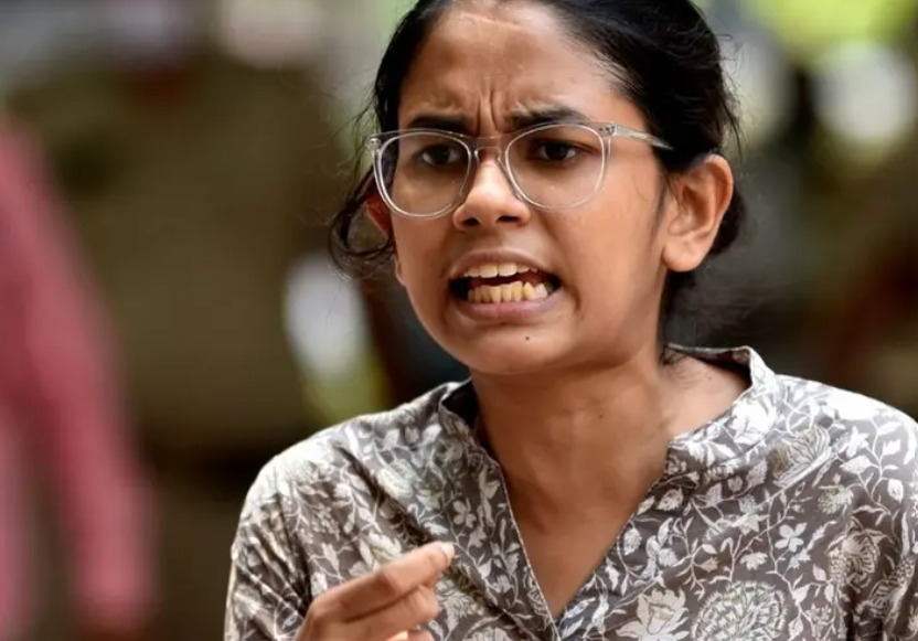 SFI നേതാവ് ഐഷി ഘോഷിനെ അറസ്റ്റുചെയ്യാൻ ഡൽഹി പോലീസ്; തടഞ്ഞ് നേതാക്കൾ, AKG ഭവനിൽ നാടകീയ രംഗങ്ങൾ
