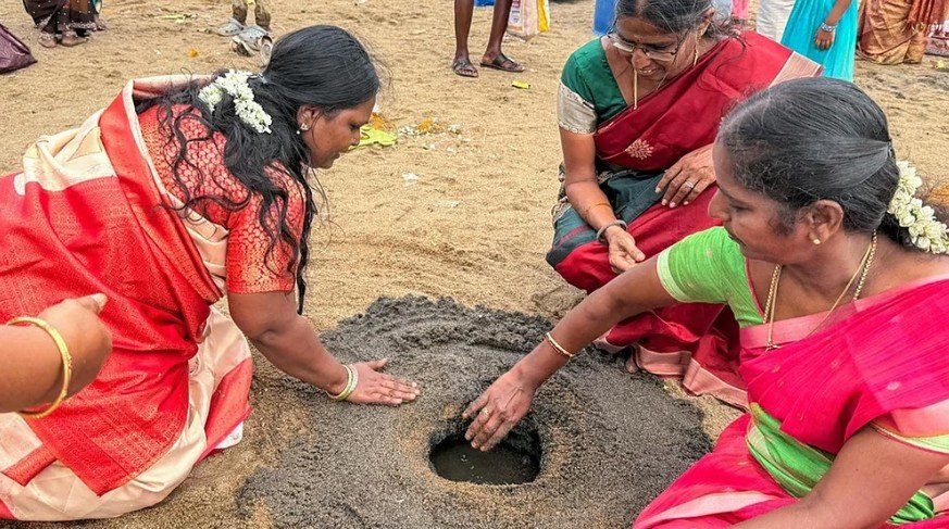 ஆடியில் பெருகாத காவிரி: ஆற்றுக்குள் ஊற்று பறித்து திருச்சி பெண்கள் வழிபாடு