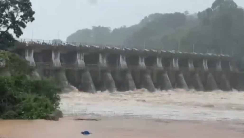 கேரளாவில் 7 மாவட்டங்களுக்கு சிவப்பு எச்சரிக்கை - பள்ளி, கல்லூரிகளுக்கு விடுமுறை அறிவிப்பு