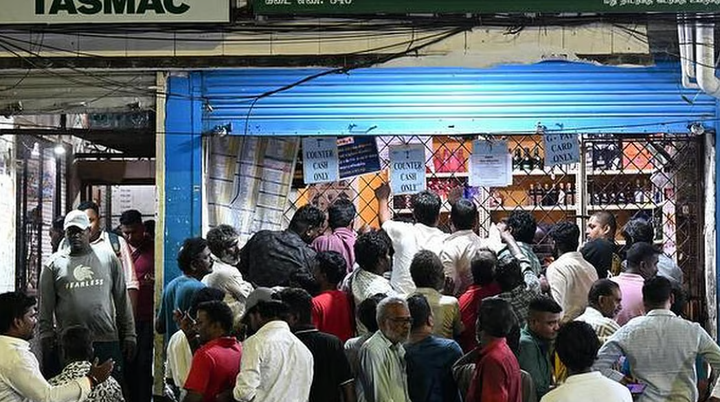 ஆன்லைன் மூலம் மது விற்பனை: தமிழக அரசு முடிவை ரத்து செய்யக் கோரி உயர் நீதிமன்றத்தில் வழக்கு