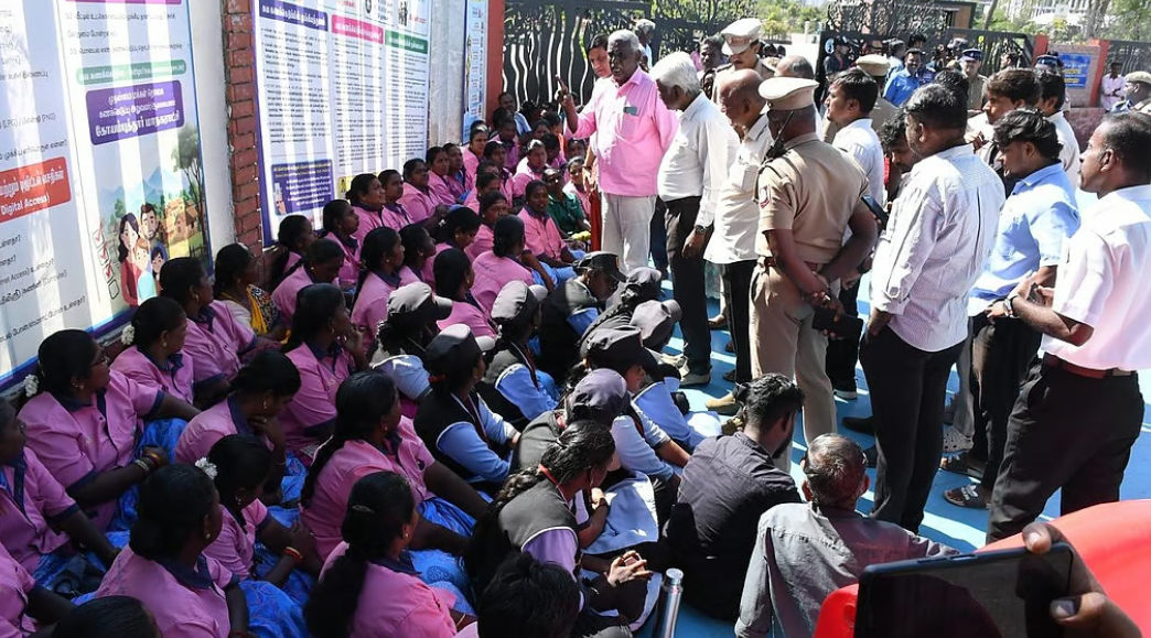 ஊதியம் வழங்காததைக் கண்டித்து கோவை செம்மொழிப் பூங்கா ஊழியர்கள் திடீர் தர்ணா