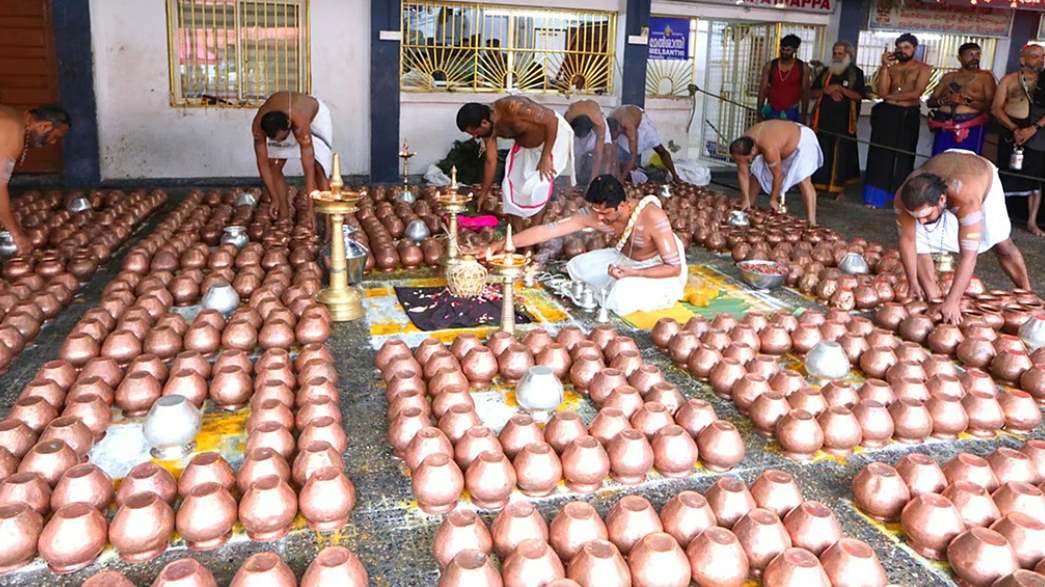 சபரிமலை ஐயப்பன் கோயிலில் பகவதி சேவை, கலச வழிபாடு கோலாகலம்!