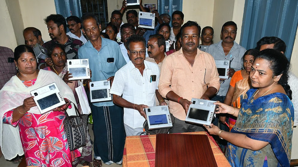 தஞ்சை: சர்வர் பிரச்சினையால் செயல்படாத இயந்திரங்களை வட்ட வழங்கல் அலுவலரிடம் ஒப்படைத்த ரேஷன் கடை பணியாளர்கள்
