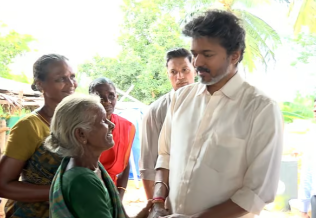 திடீர் விசிட்; கண்ணாடி வழங்கிய முதல்வர் விஜய்; இறுகப் பற்றி நெகிழ்ந்த மூதாட்டி